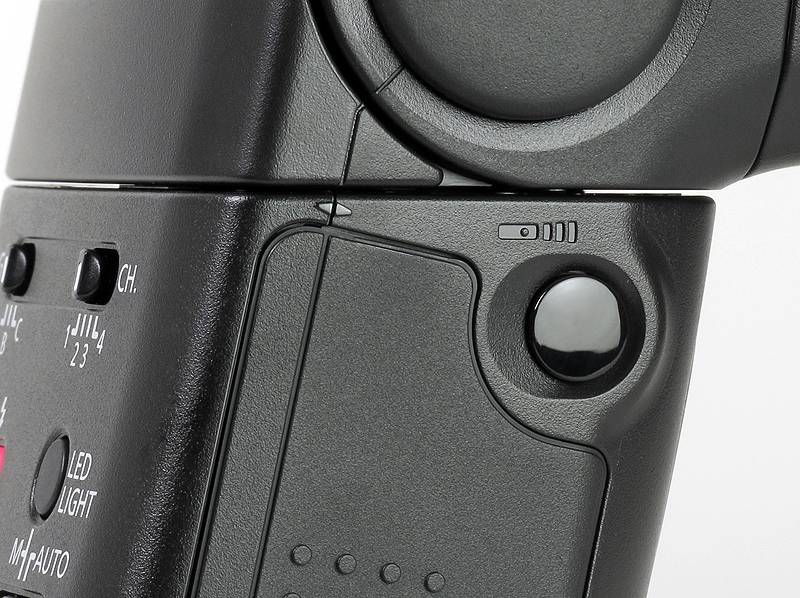 <b>本体側面に「リモートレリーズボタン」を搭載</b>