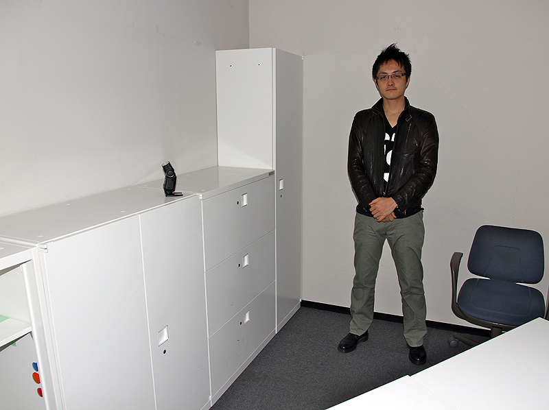 <b>スレーブ撮影時の状況。棚の上に320EXを置いた</b>