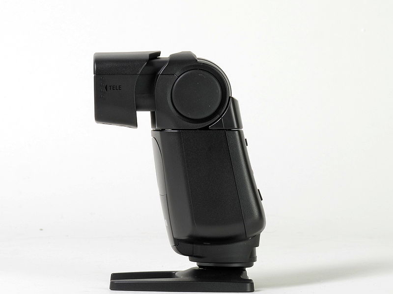 <b>発光部を引き出すとガイドナンバーが32（同）になる。カバーする画角は50mm（APS-C機は32mm以上）</b>