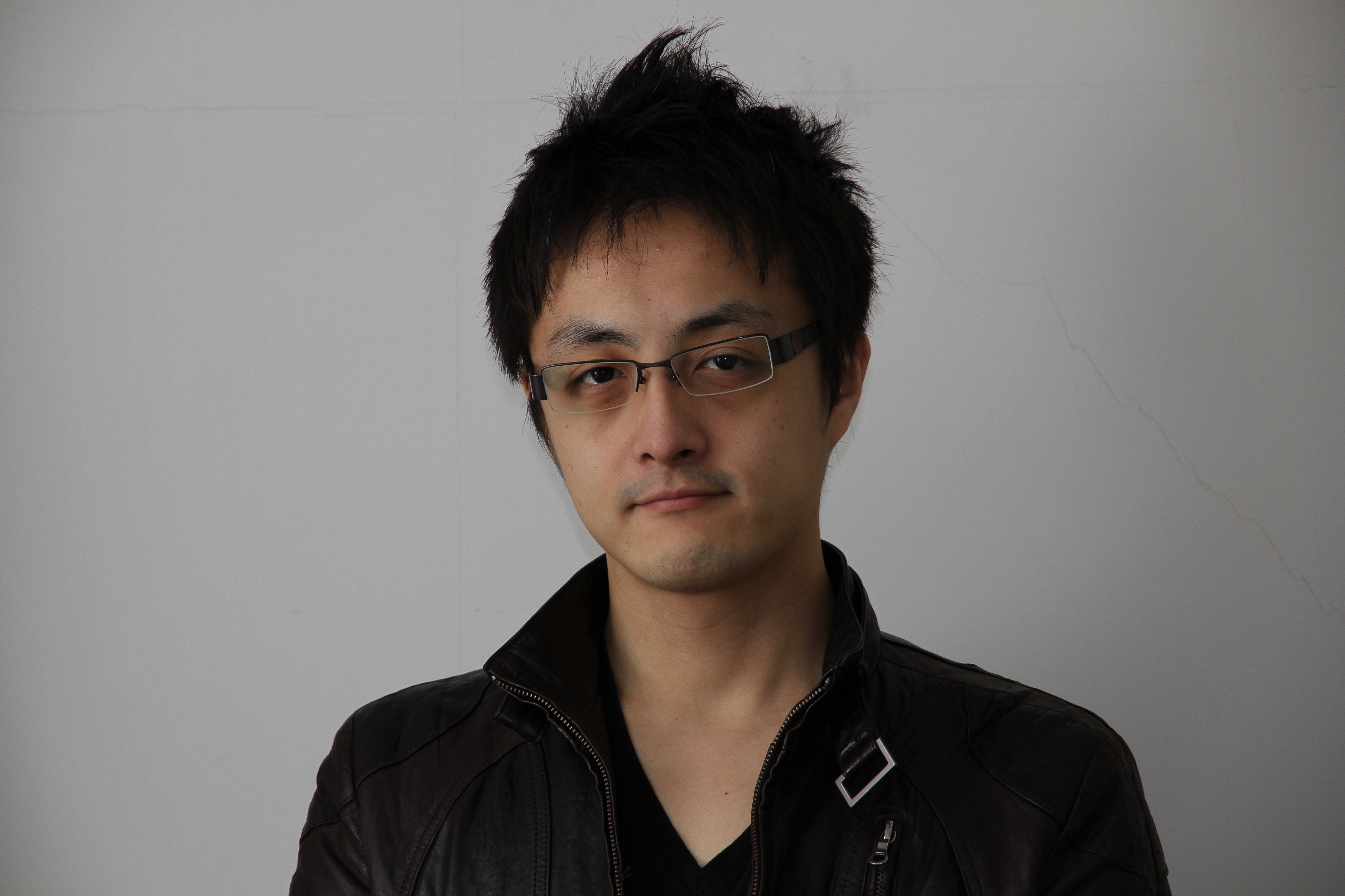 <b>下の状況写真のようなセッティングによるスレーブ撮影。顔に陰影が出て立体的な描写になった</b>