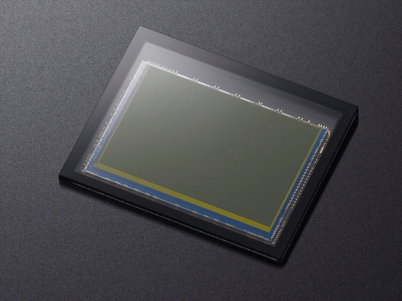 <b>APS-Cサイズ相当の有効約1,620万画素CMOSセンサーを搭載</b>