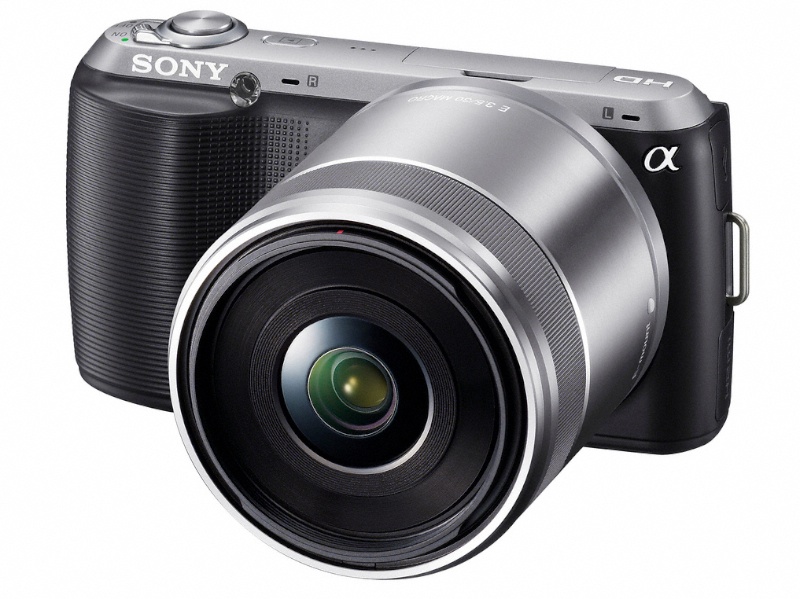 <b>NEX-C3（ブラック）+E 30mm F3.5 Macro（NEX-C3と同時発表の新製品。9月発売、3万1,500円）</b>