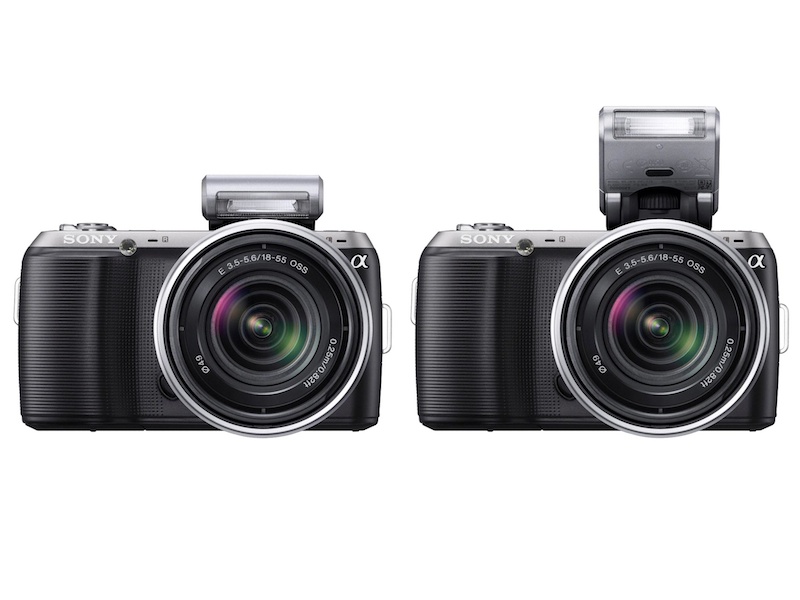 <b>同梱のクリップオンストロボを取り付けたところ。左が収納時、右が使用時</b>