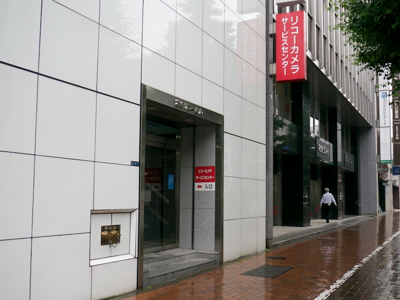 <b>リコー銀座カメラサービスセンターの入口</b>