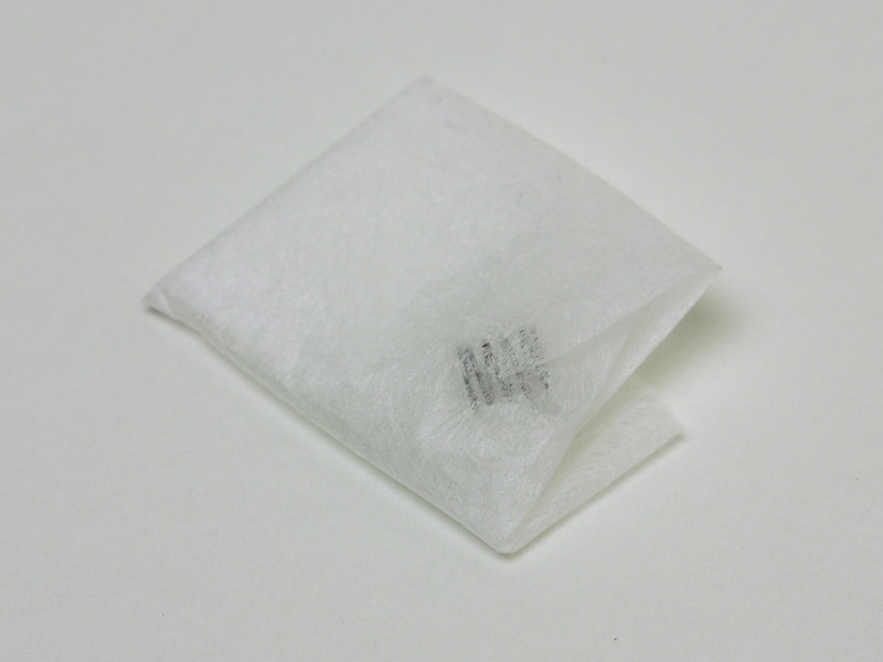 <b>GXRのシャッターボタンに取り付けられていたバネ（手前）</b>