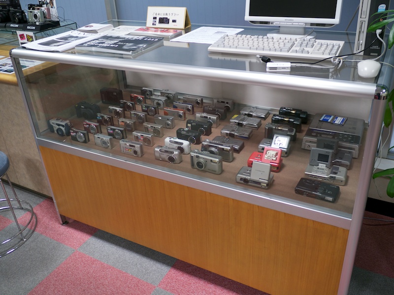 <b>懐かしのリコーデジタルカメラの展示も。これで全部ではないそうだ</b>