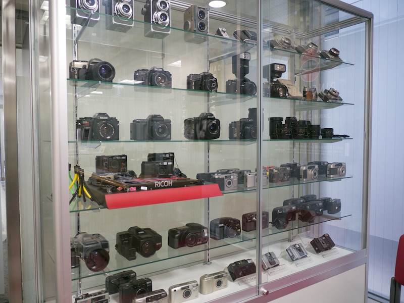 <b>リコーブランドの銀塩カメラも数多く展示されている。RING CUBEにも同様の展示がある</b>