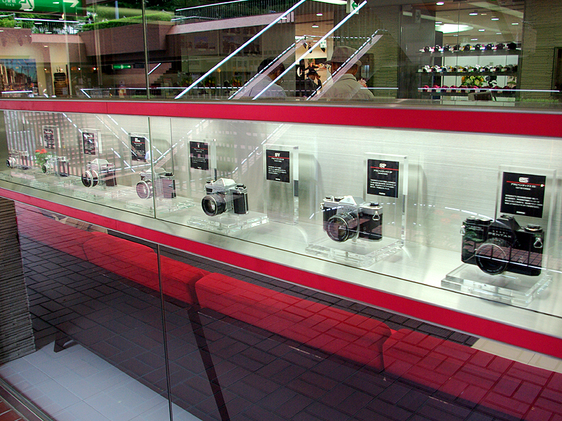 <b>さらに、歴代の銀塩カメラも表から見ることができる</b>