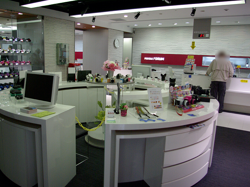 <b>従来からあるショールームスペースにも最新の製品が並ぶ。奥はサービスカウンター</b>