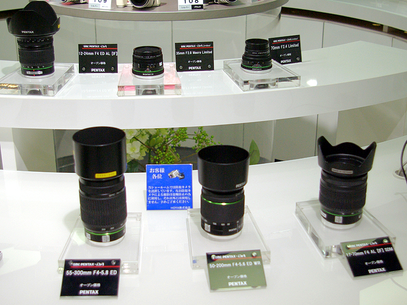 <b>交換レンズも自由に試すことができる。645D用の新レンズ「D FA645 25mm F4（IF）SDM AW」（左）もあった</b>