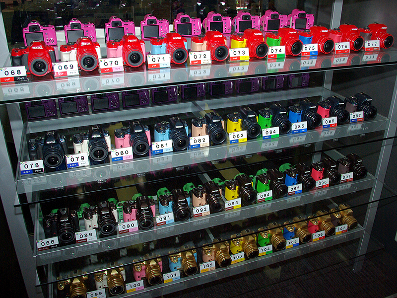 <b>「K-rオーダーカラー受注サービス」で申し込めるバリエーションをすべて展示（写真はその一部）</b>