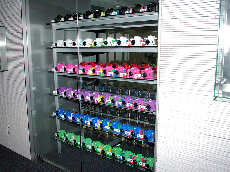 <b>「K-rオーダーカラー受注サービス」で申し込めるバリエーションをすべて展示（写真はその一部）</b>