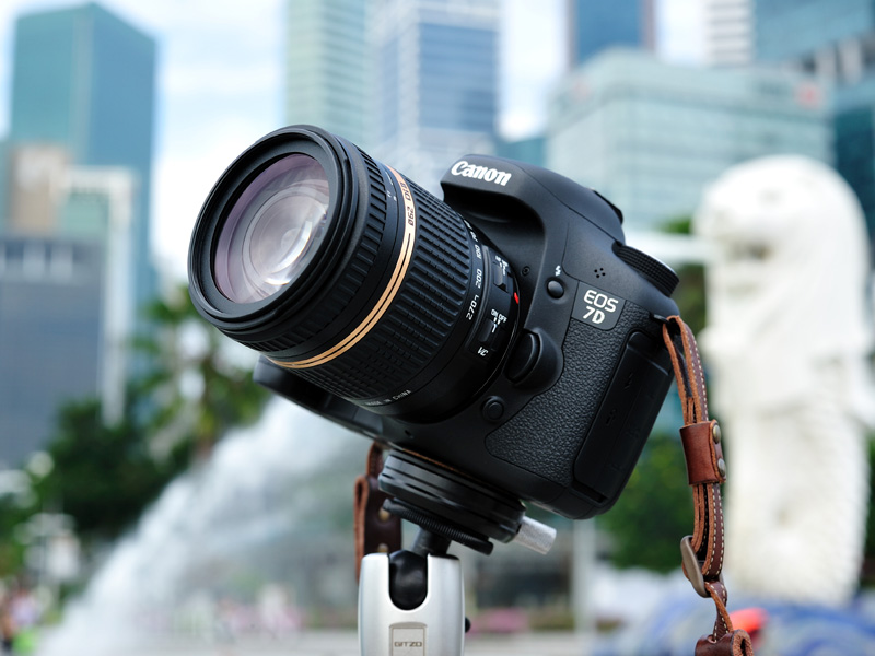 <b>18-270mm F3.5-6.3 Di II VC PZDは、<a href="http://dc.watch.impress.co.jp/docs/news/20110602_450067.html"><u>「カメラグランプリ 2011 レンズ賞」を受賞した</u></a>モデル。キヤノン用、ニコン用、ソニー用を用意している</b>