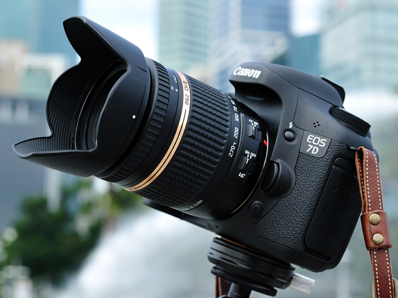 <b>同梱の花形フードを装着したところ。クラス最大の15倍ズームでありながら、フィルター径は62mmに抑えている</b>