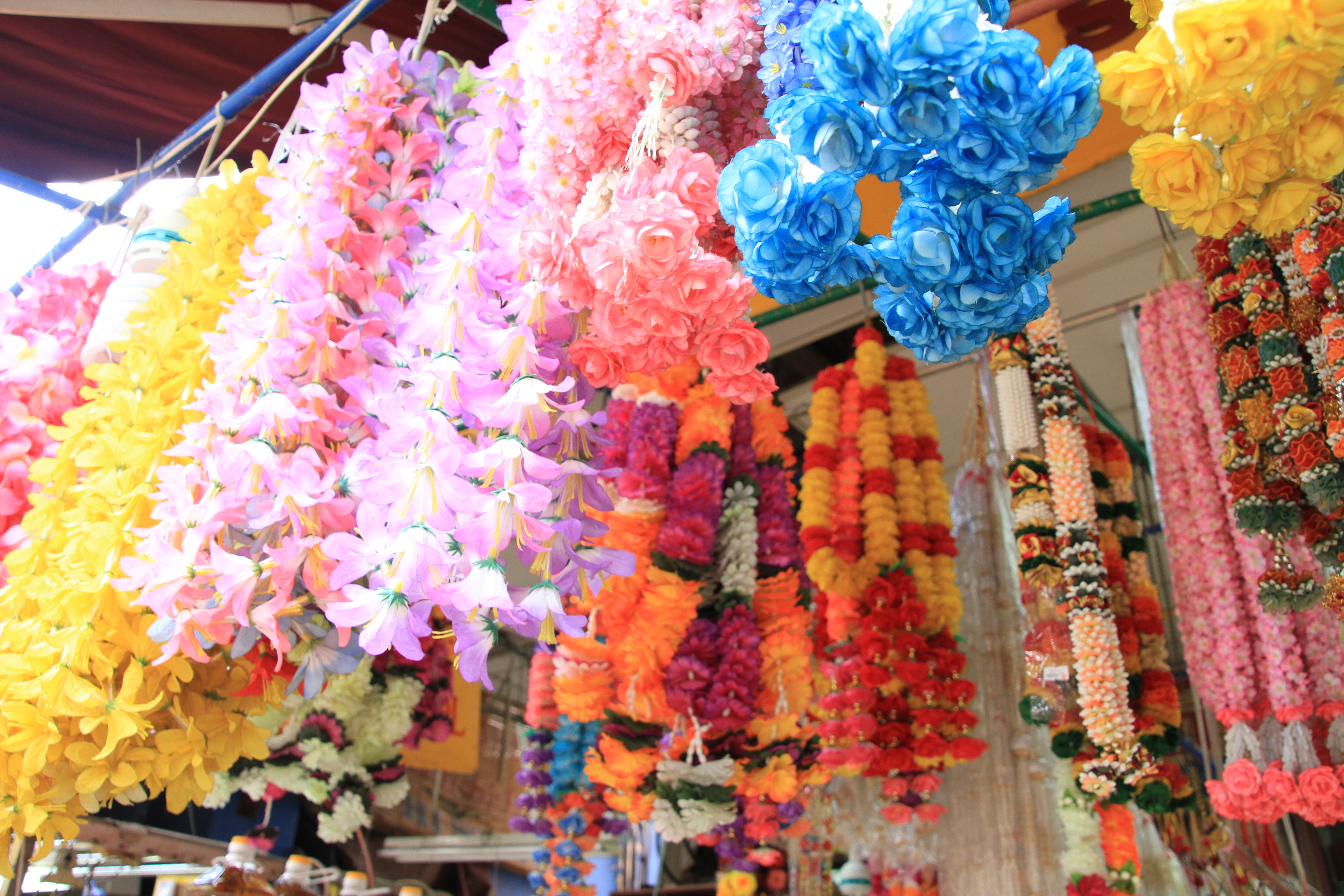 <b>リトルインディアの売店で売っている色鮮やかな造花の花飾りを広角端で撮影した。ピント部分はしっかり解像しているが、被写体との距離が近いため背後は綺麗にボケている。18-270mm F3.5-6.3 Di II VC PZD / EOS 7D / 5,184×3,456 / 1/60秒 / F5 / 0EV / ISO400 / 絞り優先AE / WB:太陽光 / 18mm</b>