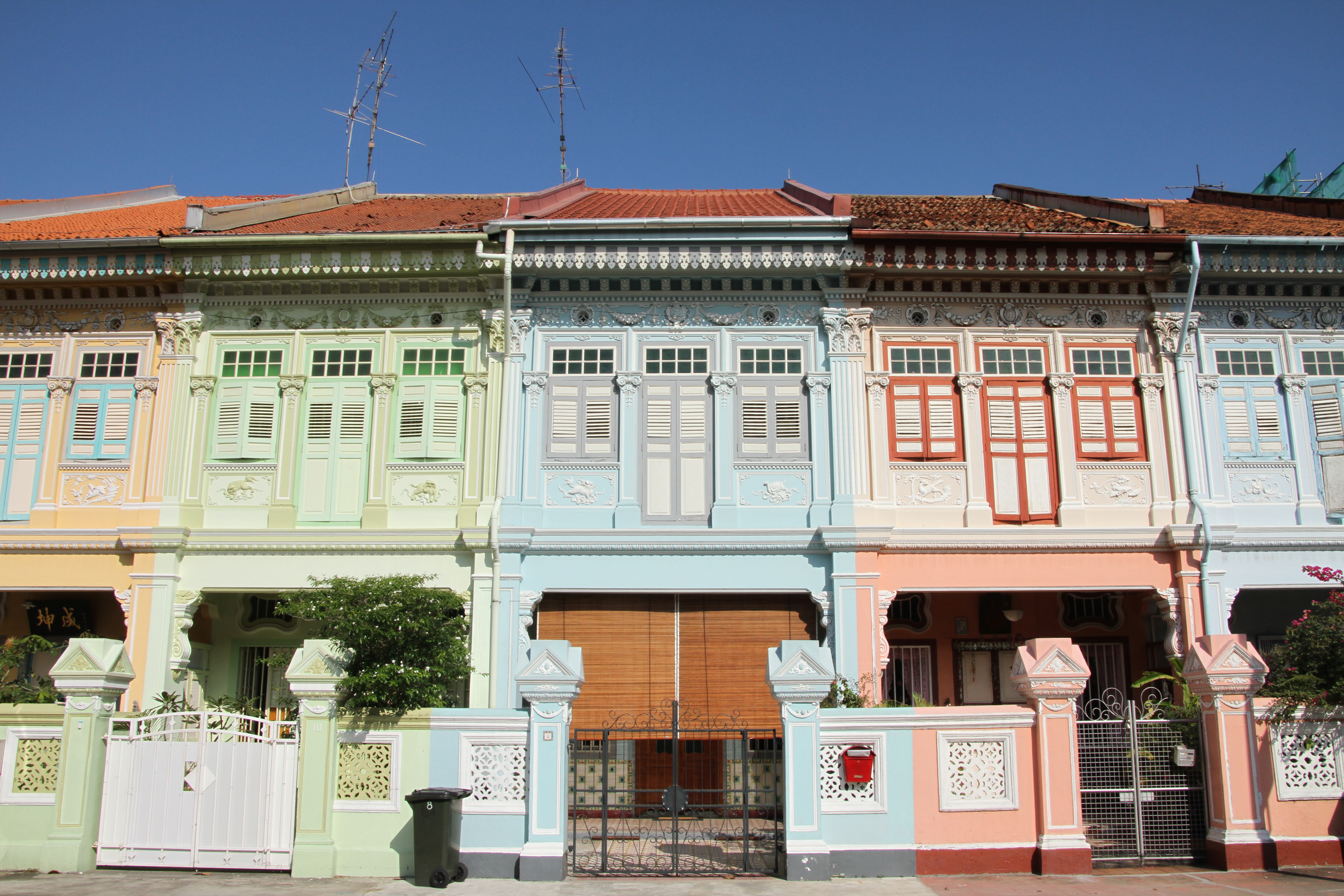 <b>カトン地区にある色鮮やかなショップハウスを撮影した。これらの色鮮やかな建物は、歴史的建築物として保存されている。ショップハウスの細かい模様などもしっかりと解像しているのがわかる。18-270mm F3.5-6.3 Di II VC PZD / EOS 7D / 5,184×3,456 / 1/320秒 / F13 / +0.7EV / ISO200 / 絞り優先AE / WB:太陽光 / 18mm</b>