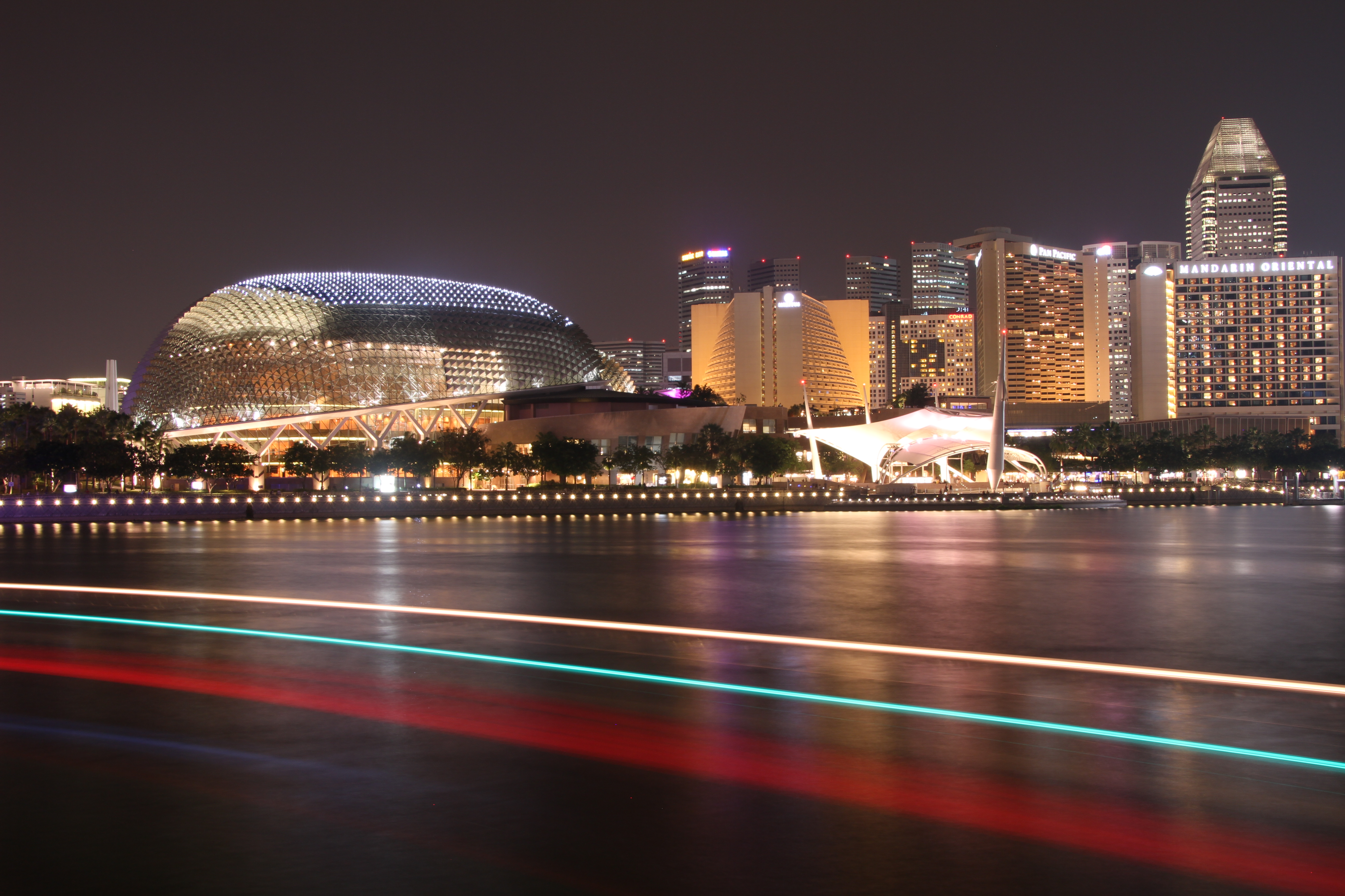 <b>マーライオンパークからマンダリンオリエンタルホテル側のホテル群を撮影した。ホテルの窓枠やホテル名もしっかりと解像している。18-270mm F3.5-6.3 Di II VC PZD / EOS 7D / 5,184×3,456 / 30秒 / F10 / +1EV / ISO100 / 絞り優先AE / WB:白色蛍光灯 / 23mm</b>