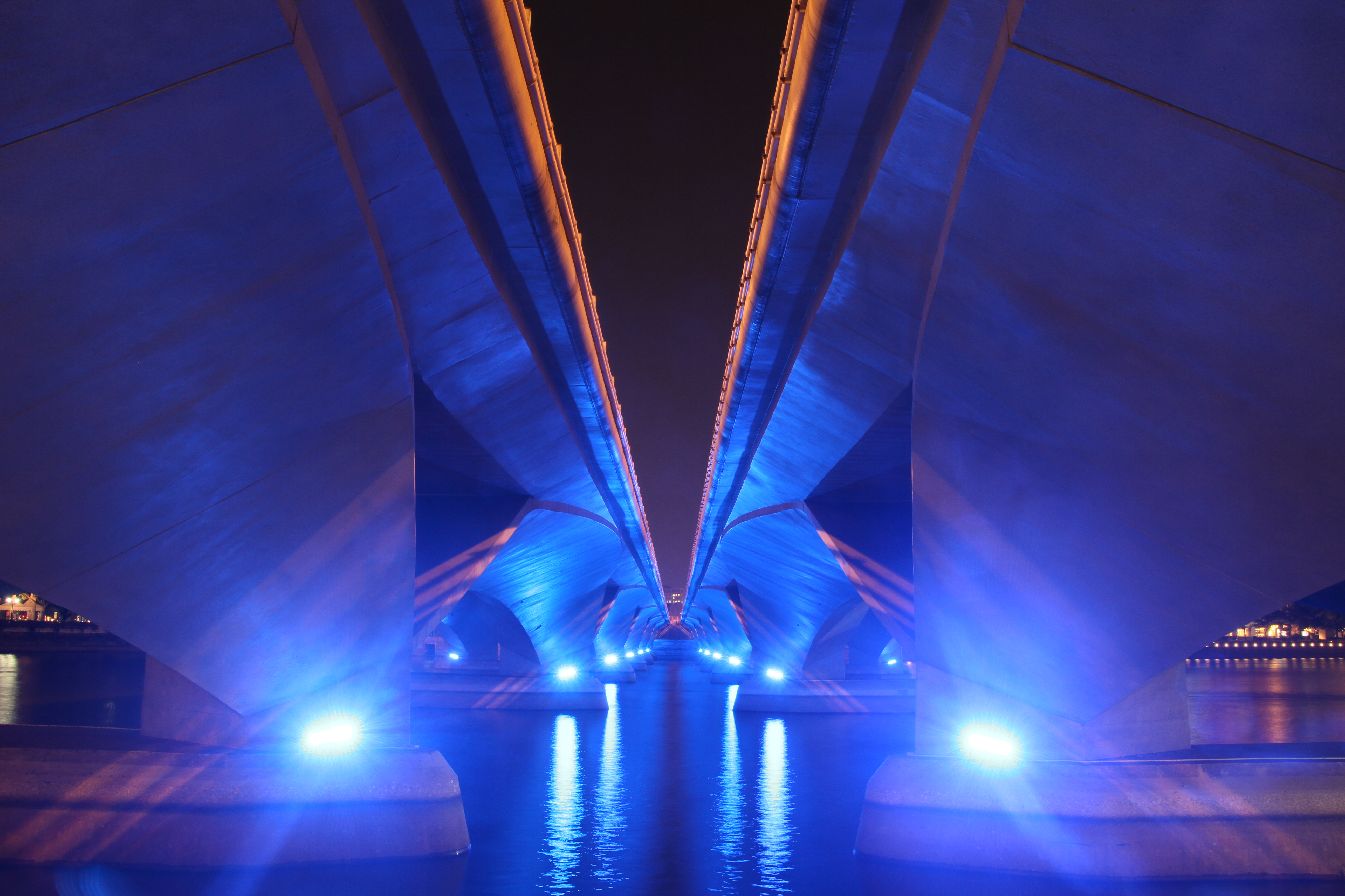 <b>ライトアップされている橋を下から撮影した。橋を照らしている照明は非常に強いが、気になるゴーストやフレアは確認できない。レンズコーディングの優秀さが伺える。18-270mm F3.5-6.3 Di II VC PZD / EOS 7D / 5,184×3,456 / 8秒 / F10 / +0.3EV / ISO200 / 絞り優先AE / WB:オート / 18mm</b>