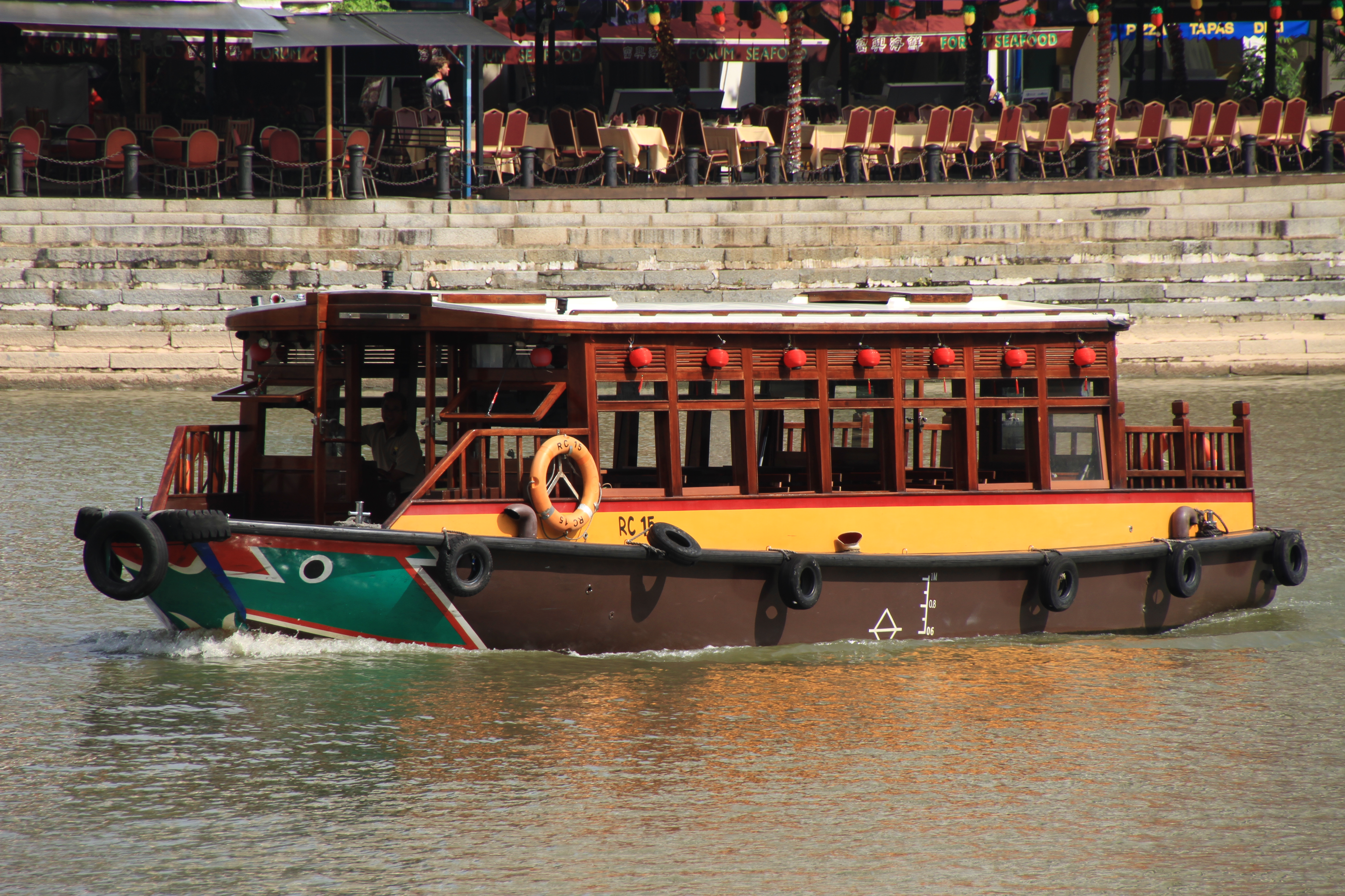 <b>ボートキーで観光用のボートを撮影。動いている被写体でも素早いAFによりしっかりと撮影することができた。18-270mm F3.5-6.3 Di II VC PZD / EOS 7D / 5,184×3,456 / 1/250秒 / F8 / -0.3EV / ISO100 / 絞り優先AE / WB:太陽光 / 270mm</b>