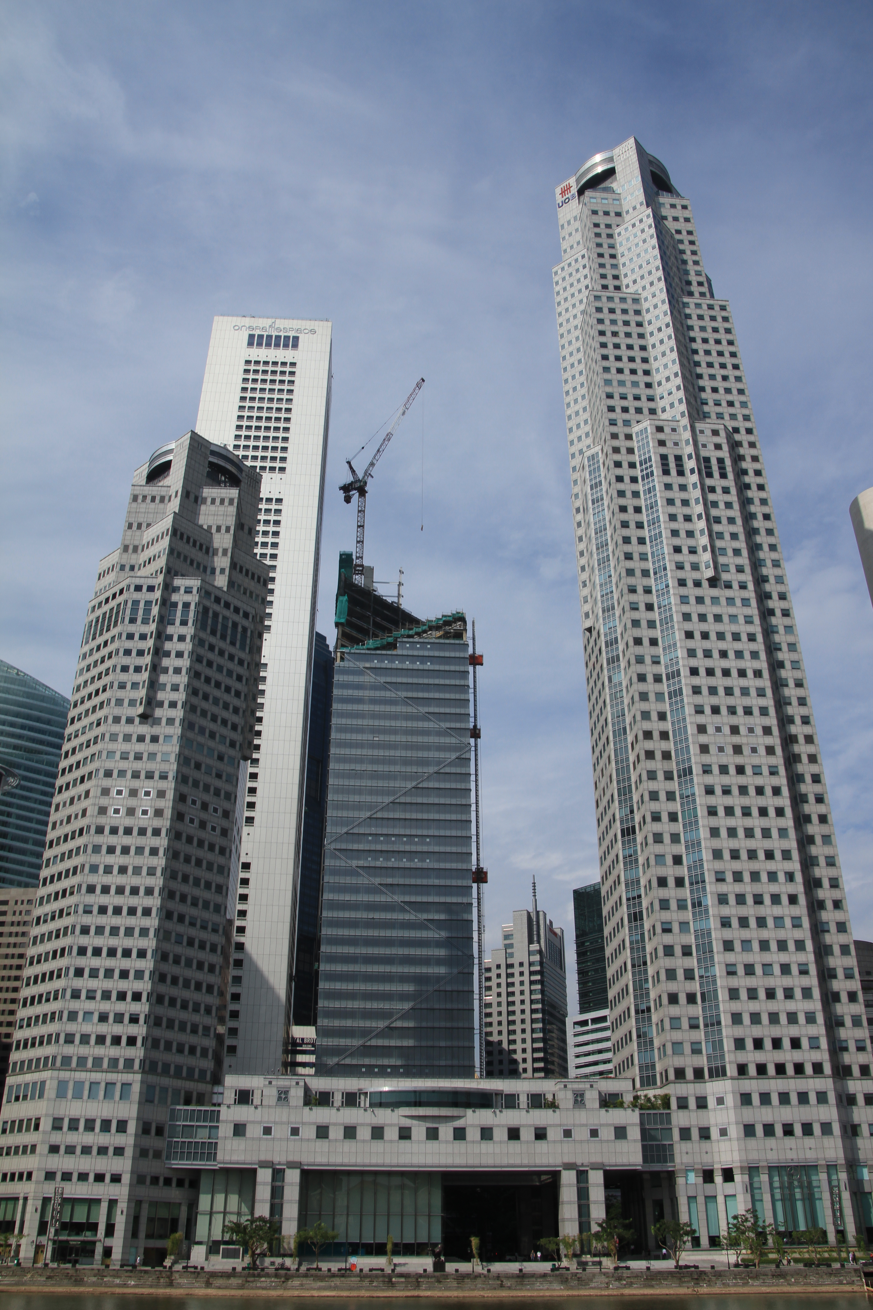 <b>リバーサイドの超高層ビルを撮影。35mm判換算で28mm相当の画角であれば問題なく撮影することができる。若干歪曲が目立つが解像力は高く、窓のエッジもしっかりと確認できる。18-270mm F3.5-6.3 Di II VC PZD / EOS 7D / 3,456×5,184 / 1/250秒 / F11 / 0EV / ISO100 / 絞り優先AE / WB:太陽光 / 18mm</b>