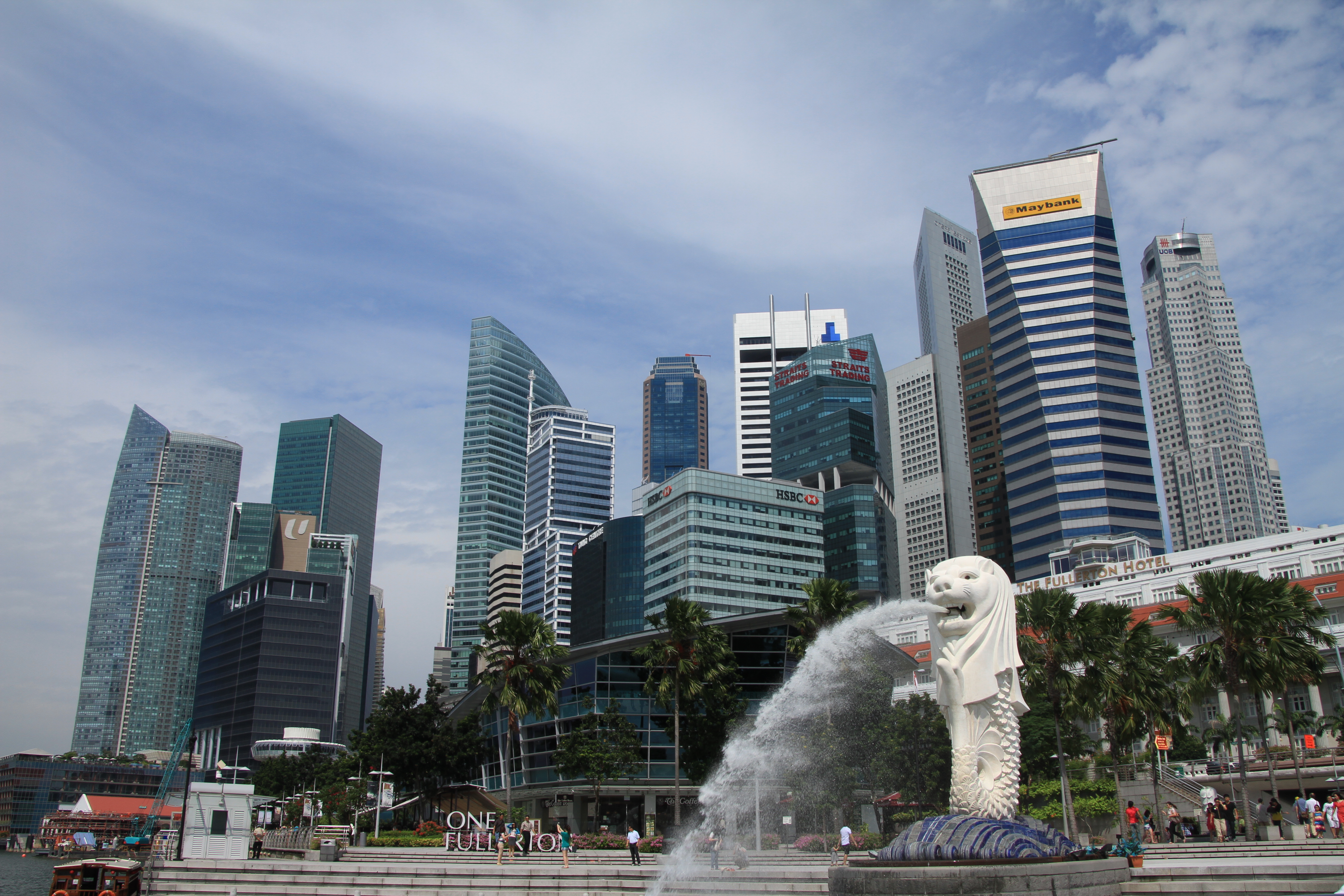 <b>マーライオンパークから昼間にマーライオンとオフィスビル群を撮影した。昼間の風景はコントラストが高くクッキリと撮影することができた。18-270mm F3.5-6.3 Di II VC PZD / EOS 7D / 5,184×3,456 / 1/250秒 / F11 / 0EV / ISO100 / 絞り優先AE / WB:太陽光 / 18mm</b>