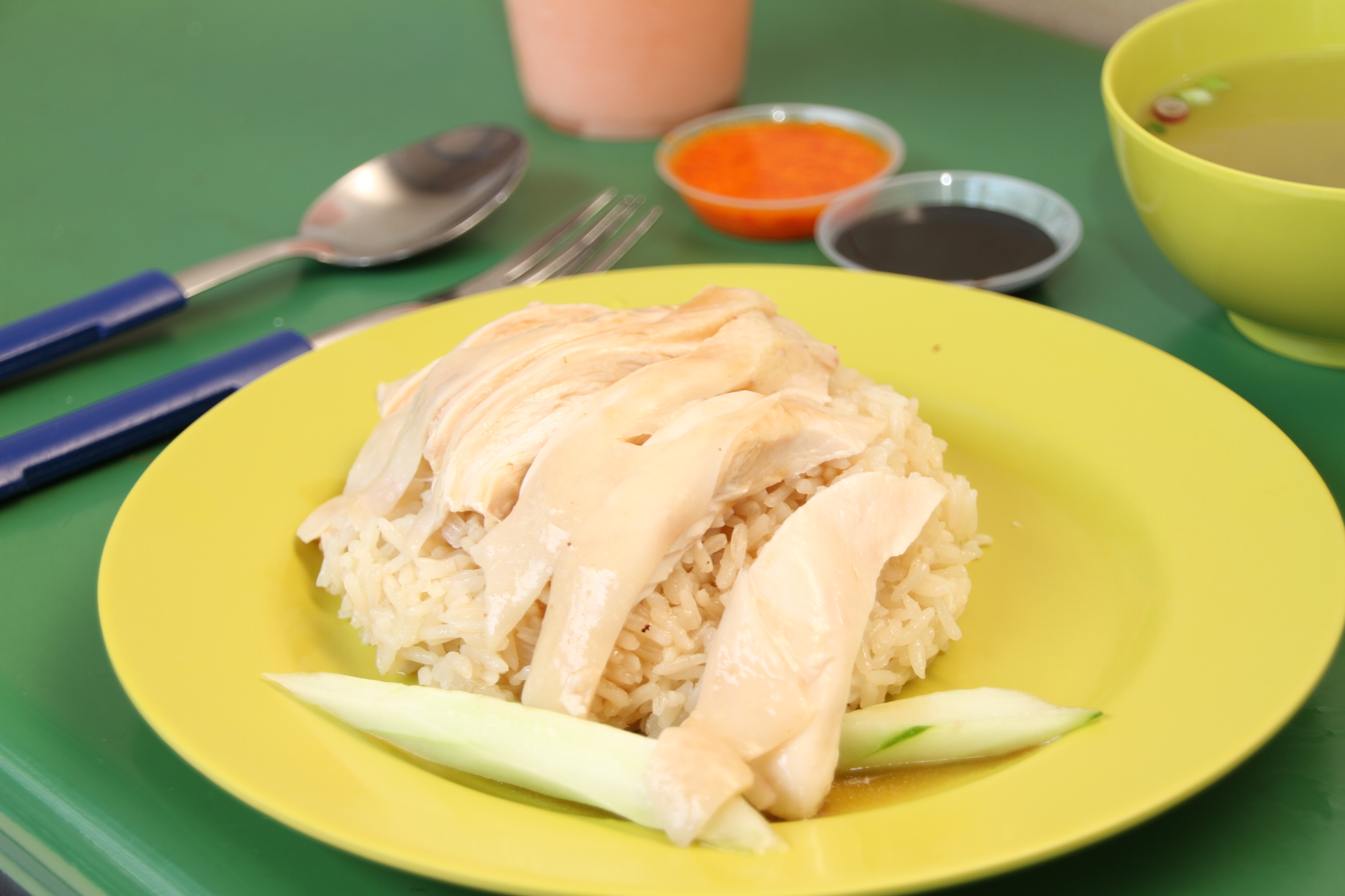 <b>マクスウェル・フードセンターにある、人気のチキンライスを記念撮影。純正ストロボの320EXと組み合わせて撮影した。近接撮影時のボケ具合も良い感じだ。18-270mm F3.5-6.3 Di II VC PZD / EOS 7D / 5,184×3,456 / 1/60秒 / F5 / +1EV / ISO100 / シャッター優先AE / WB:太陽光 / 54mm</b>