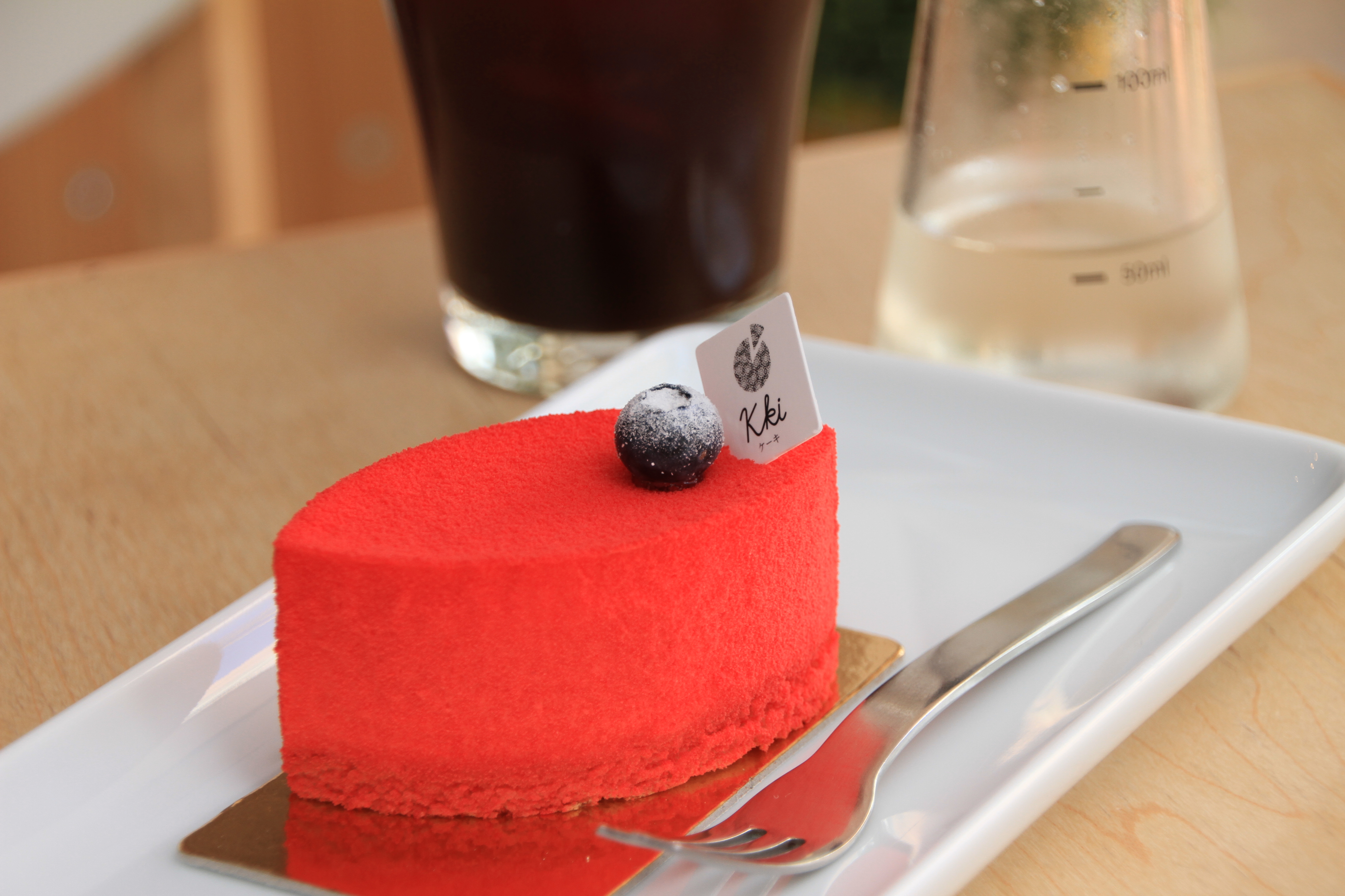 <b>お洒落なケーキ屋さんのラズベリーケーキを撮影した。こちらも320EXと組み合わせて色鮮やかさを強調した。18-270mm F3.5-6.3 Di II VC PZD / EOS 7D / 5,184×3,456 / 1/60秒 / F5.6 / 0EV / ISO200 / シャッター優先AE / WB:太陽光 / 85mm</b>