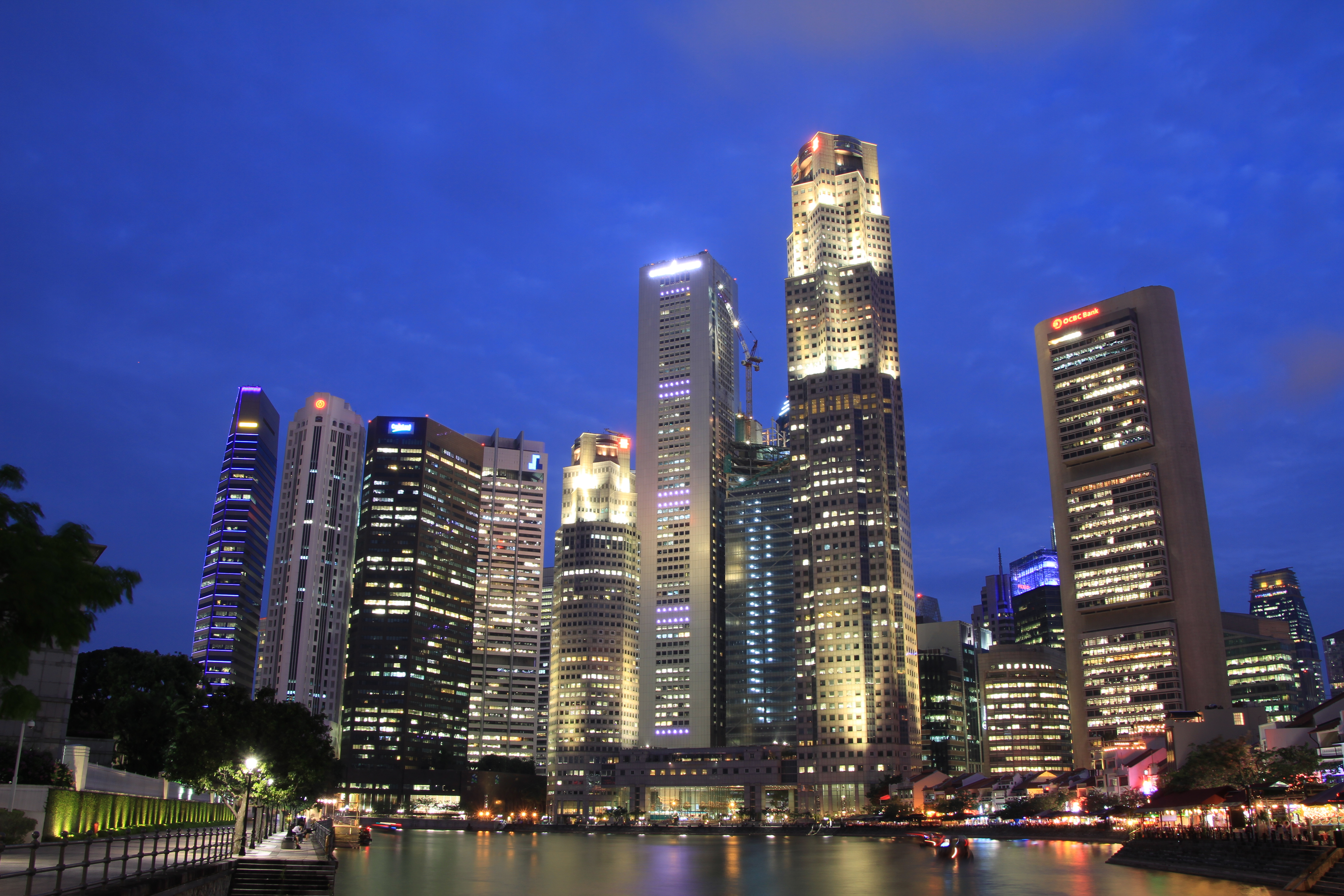 <b>ボートキーからマジックアワーの夜景を撮影した。F10くらいまで絞ることで、レンズ周辺までしっかりと解像させることができる。18-270mm F3.5-6.3 Di II VC PZD / EOS 7D / 5,184×3,456 / 15秒 / F10 / +0.3EV / ISO100 / 絞り優先AE / WB:4,000K / 18mm</b>