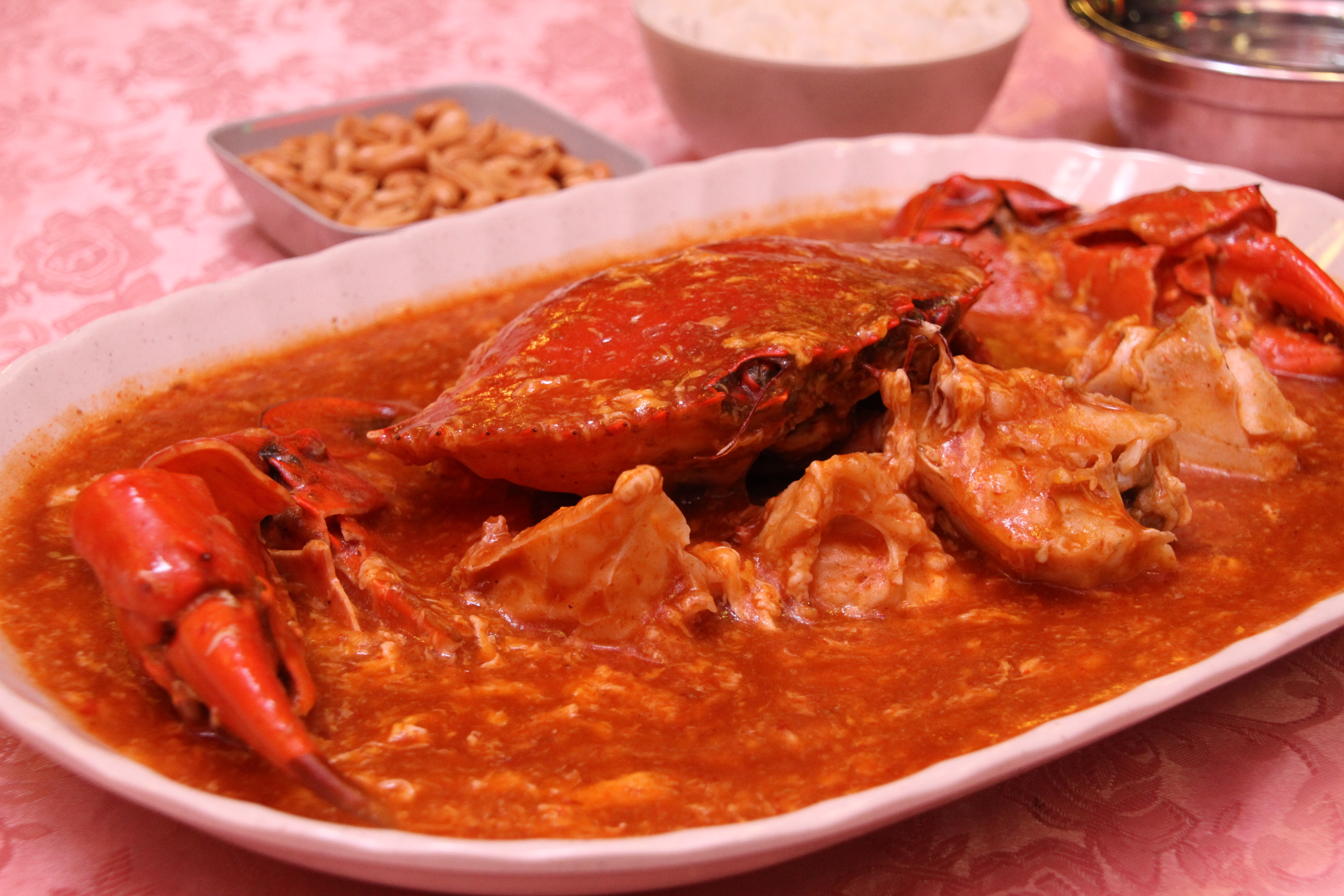 <b>シンガポール名物のチリクラブ。少し暗めのレストランだったので、高感度に設定し320EXを天井バウンスさせた。カニのディテールもしっかりと描写できた。18-270mm F3.5-6.3 Di II VC PZD / EOS 7D / 5,184×3,456 / 1/60秒 / F5.6 / 0EV / ISO1600 / マニュアル / WB:4,400K / 42mm</b>