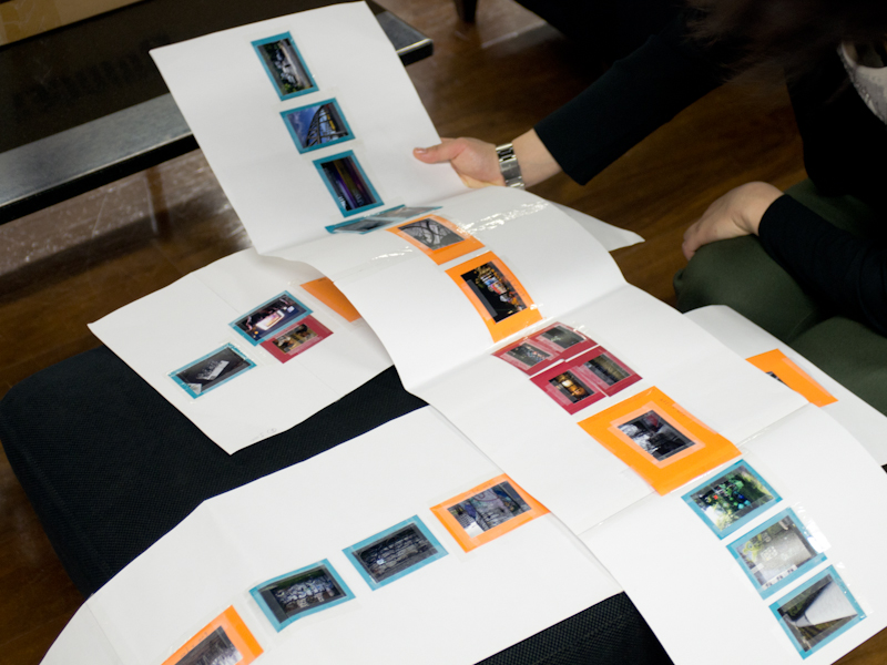 <b>紙を壁面に見立てて、サムネイルを配置した展示イメージ</b>