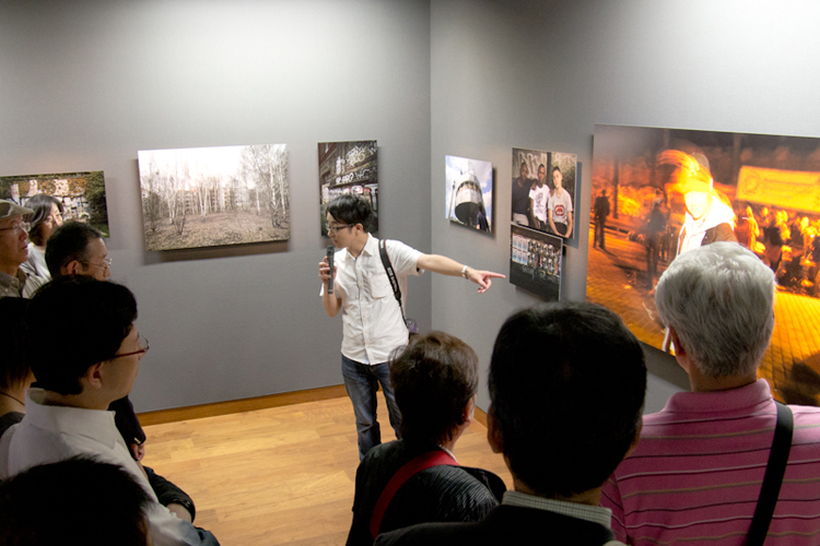<b>会期中は、作者が作品を解説するギャラリートークも実施する。それ以外の機会でも、作者が在廊しているときは、解説を直接聞ける場合がある</b>