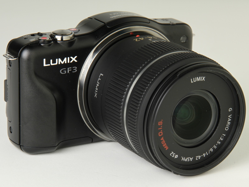 <b>LUMIX G VARIO 14-42mm F3.5-5.6 ASPH. MEGA O.I.S.（ブラック鏡筒）を装着</b>