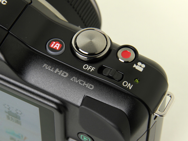 <b>右手側上面にiAボタンと動画ボタンを備える</b>