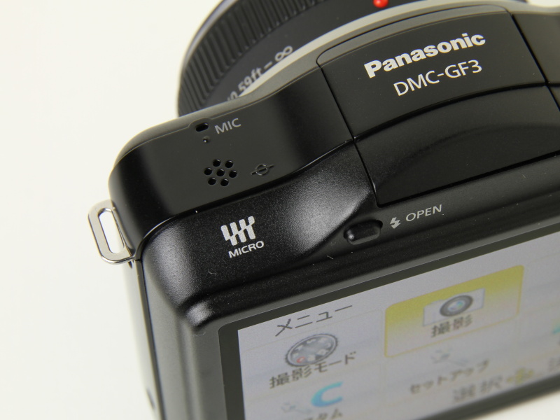 <b>左手側上面にマイクとスピーカー、ストロボポップアップボタンを配した</b>