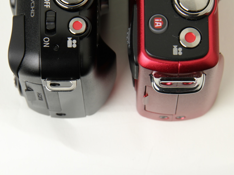 <b>ストラップ取り付け部をDMC-GF2（右）と比較</b>