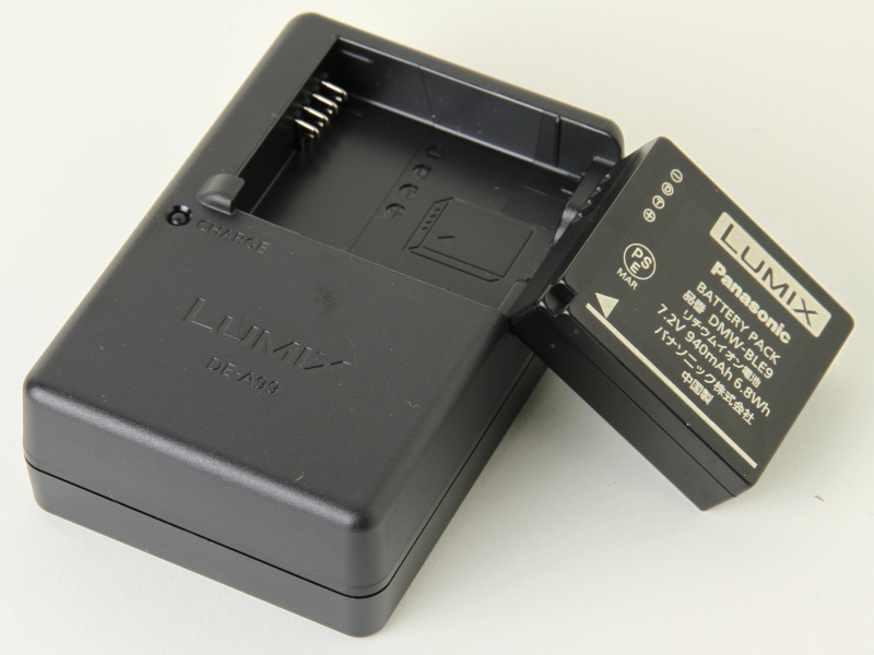 <b>同梱のバッテリーとチャージャー</b>