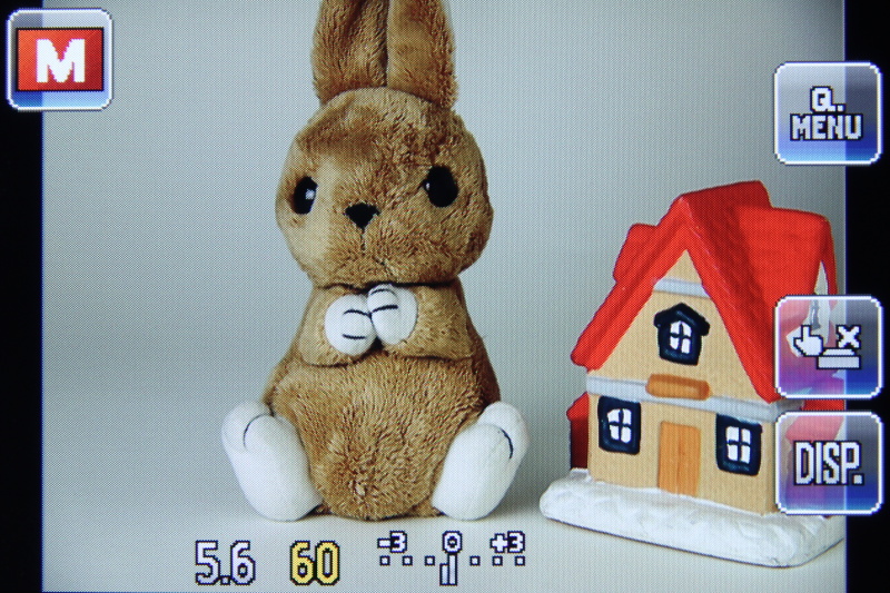 <b>Mモードでは方向キー上の露出補正ボタンで絞り値とシャッター速度を切り替える。これまでのダイヤル押し込みを方向キーで代用する</b>