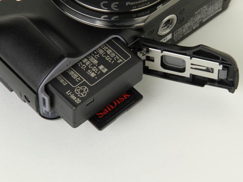 <b>バッテリーは新型の「DMW-BLE9」。SDXCメモリーカードに対応する</b>