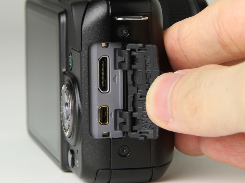 <b>側面の端子部。HDMI端子などを備える</b>