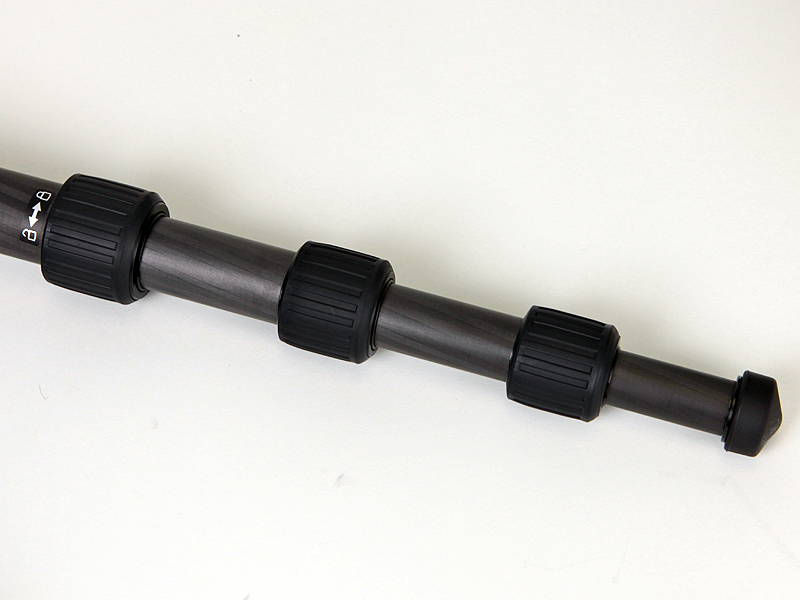 <b>脚ロックは空転防止機構付きのロックナット。ナット部分は防塵設計を謳っている</b>