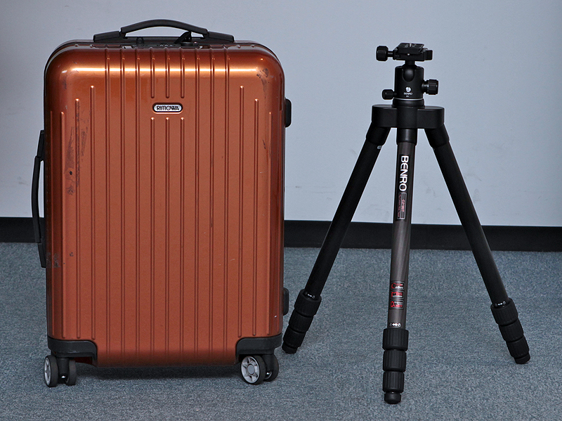 <b>比較的小型のスーツケースに収めることができる。一般的な三脚と違って、ケース内で無駄なスペースを消費しないのがよい。このスーツケースの場合、雲台は取外す必要がある</b>