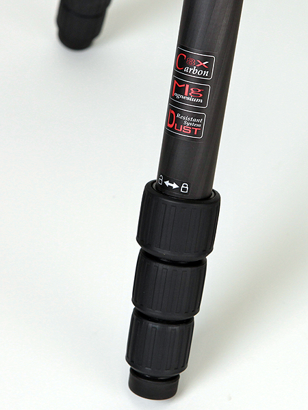 <b>脚ロックは空転防止機構付きのロックナット。ナット部分は防塵設計を謳っている</b>