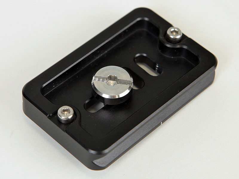 <b>付属のシュープレートは六角レンチのほかコインでも回せる溝が付いた</b>