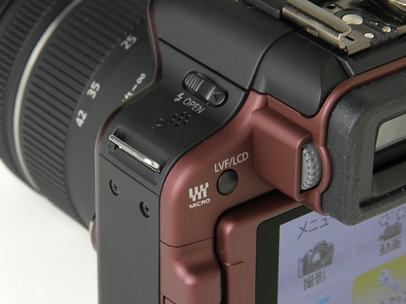 <b>EVFと液晶モニターの切り換えボタン。近接センサーは非搭載</b>