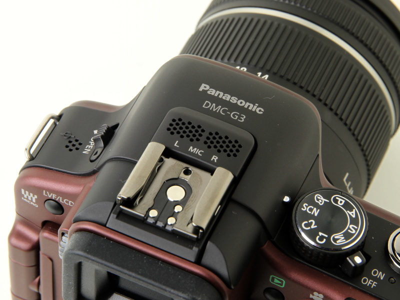 <b>上部にステレオマイクを搭載</b>