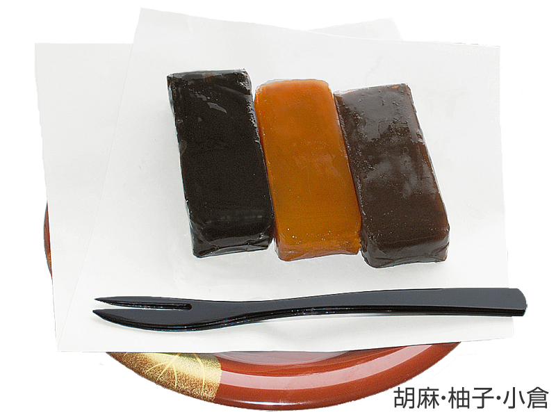 <b>種類の一部。左から胡麻、柚子、小倉</b>