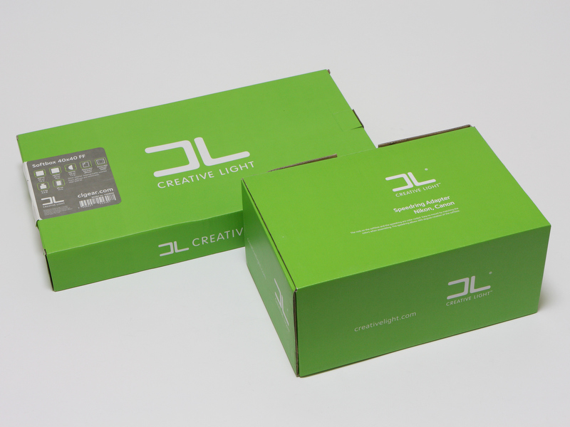 <b>クリエイティブライトのアイテムの入る箱。色使いは、某フィルムメーカーのモノクロ印画紙のパッケージを彷彿させる。ロゴは「コレ」ではない</b>