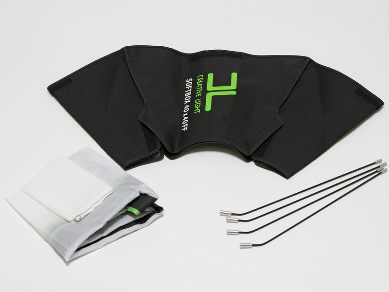 <b>ソフトボックスFFスクウェアは、ボックスの本体部と４本のロッド、そしてインナーとフロントのデフューザーで構成される</b>