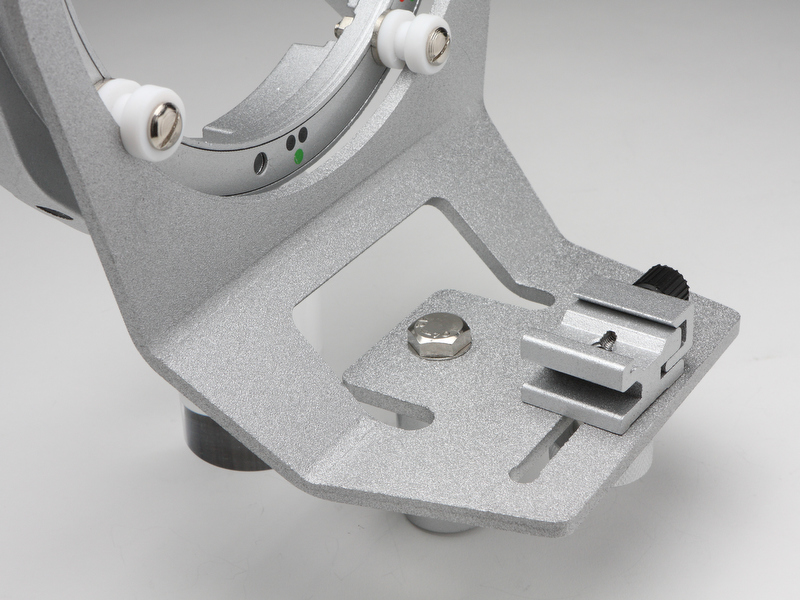 <b>クリップオンストロボ用スピードリングのシュー周辺部。かなりがっちりとした構造</b>