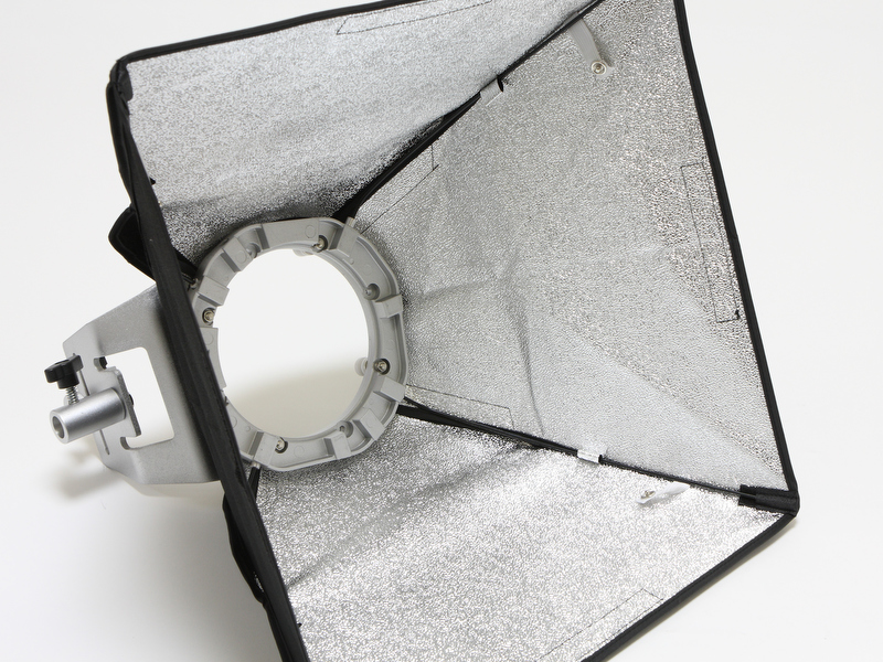 <b>リフレクターの内側。スピードリングのロッドを差し込むところがよく分かる</b>